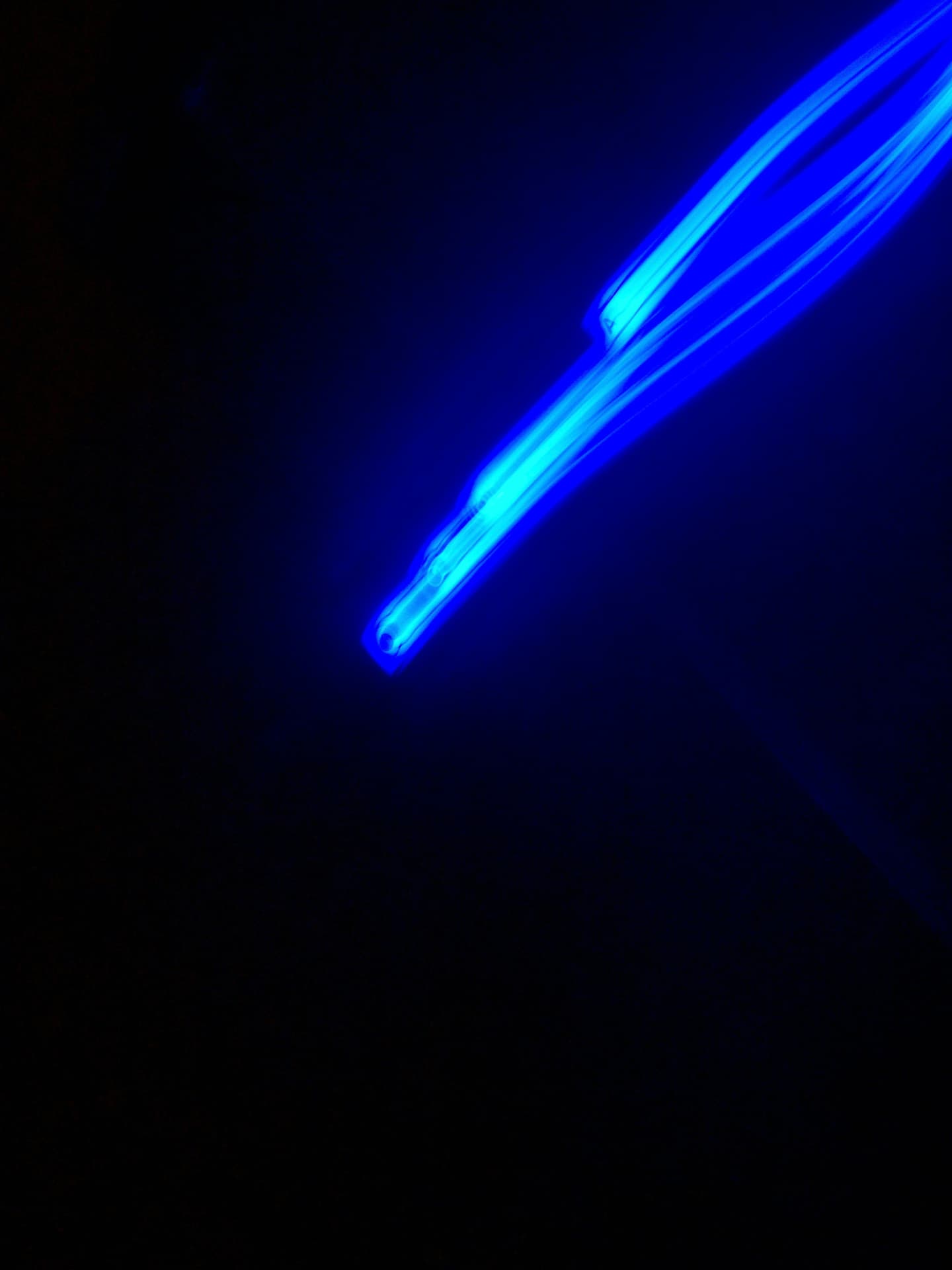 Traînées de lumière bleue dans la nuit
